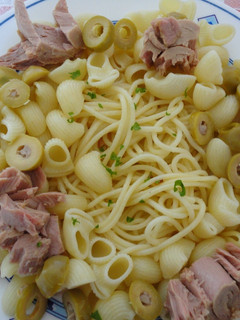 Una foto de Salteado de pasta con atún