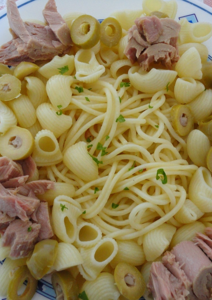 Una foto de Salteado de pasta con atún