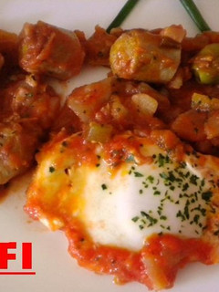 Una foto de Patatas con huevos y salchichas