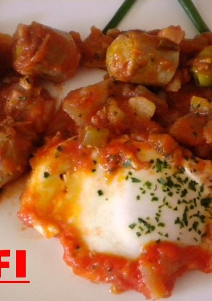 Una foto de Patatas con huevos y salchichas