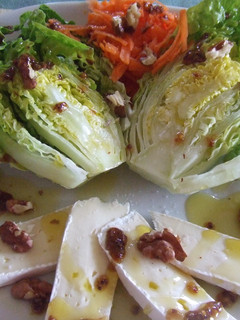 Una foto de Ensalada de cogollos con brie y salsa de mostaza