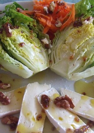 Una foto de Ensalada de cogollos con brie y salsa de mostaza