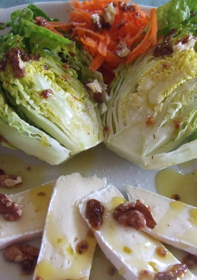 Una foto de Ensalada de cogollos con brie y salsa de mostaza