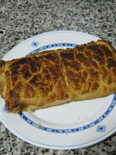 Una foto de Hojaldre relleno de beicon con jamón york y queso
