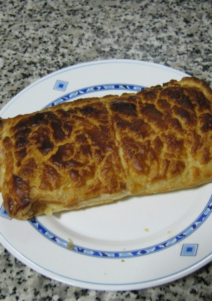 Una foto de Hojaldre relleno de beicon con jamón york y queso