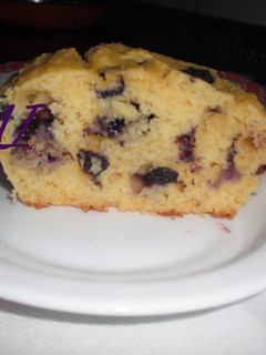 Una foto de Pan de maíz y moras azules