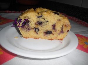 Una foto de Pan de maíz y moras azules