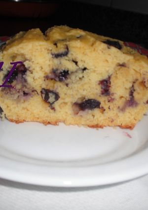 Una foto de Pan de maíz y moras azules