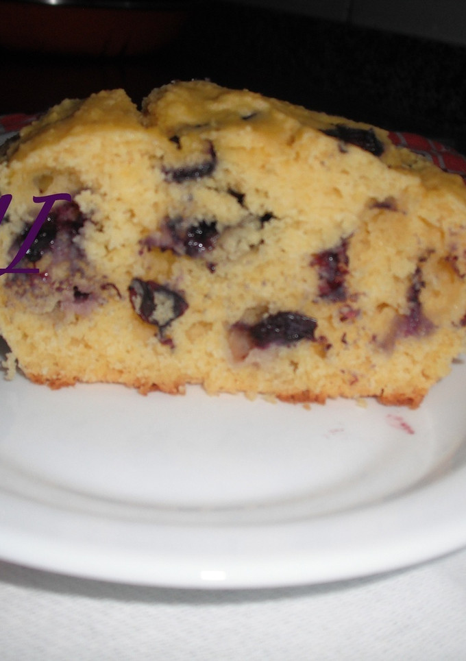 Una foto de Pan de maíz y moras azules