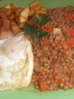 Una foto de Lentejas con chistorra y huevo