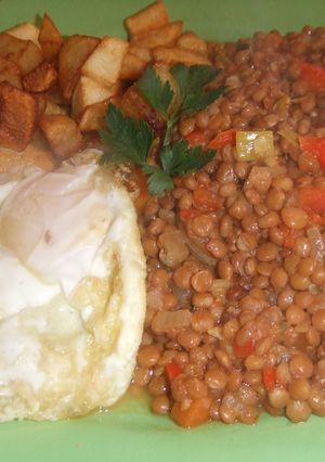 Una foto de Lentejas con chistorra y huevo
