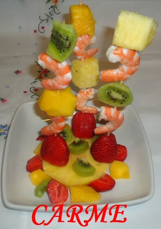 Una foto de Brochetas de langostinos y frutas