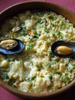 Una foto de Arroz cremoso con sepia, mejillones y coliflor