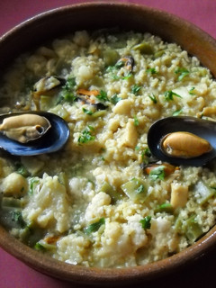 Una foto de Arroz cremoso con sepia, mejillones y coliflor