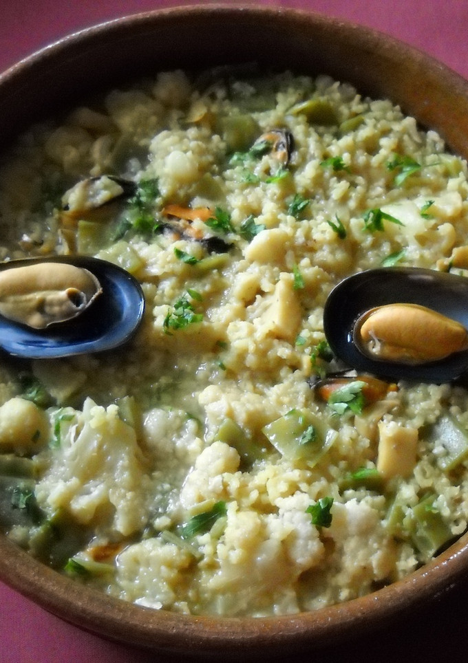 Una foto de Arroz cremoso con sepia, mejillones y coliflor