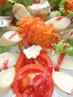 Una foto de Ensalada al gorgonzola con salsa de frambuesas