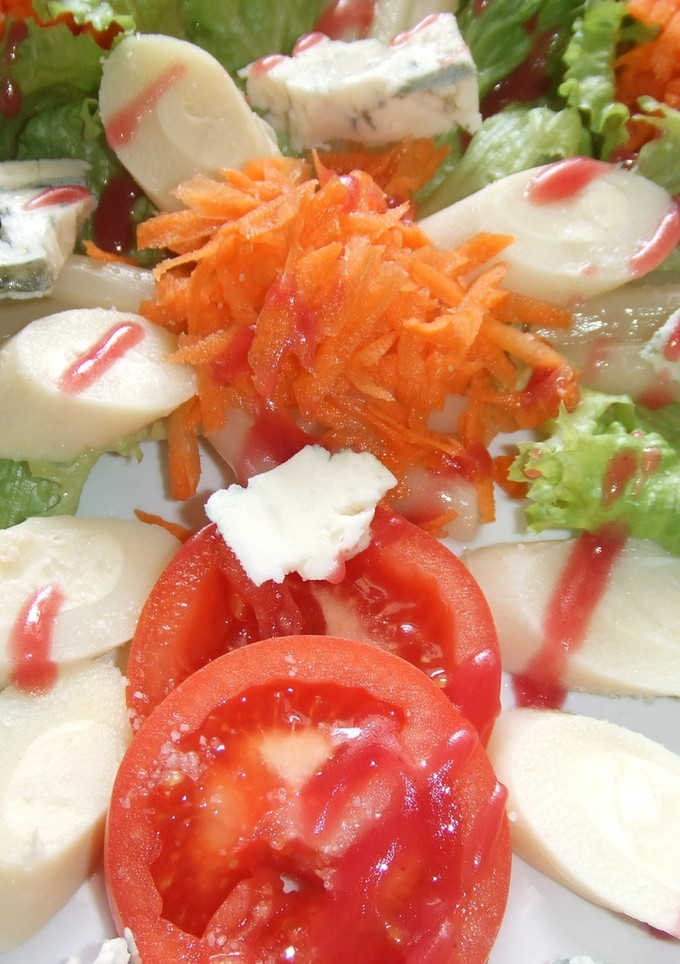 Una foto de Ensalada al gorgonzola con salsa de frambuesas