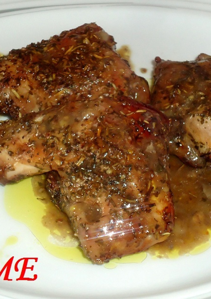Una foto de Conejo al horno en salsa de vino tinto
