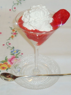 Una foto de Texturas de espuma de fresas y sorbete helado de limón