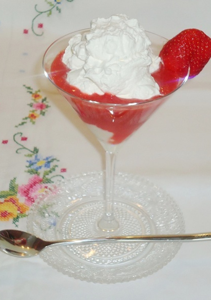 Una foto de Texturas de espuma de fresas y sorbete helado de limón