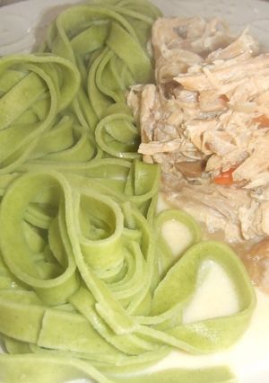Una foto de Gallina estofada con pasta fresca