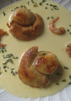 Una foto de Vieiras en salsa de azafrán