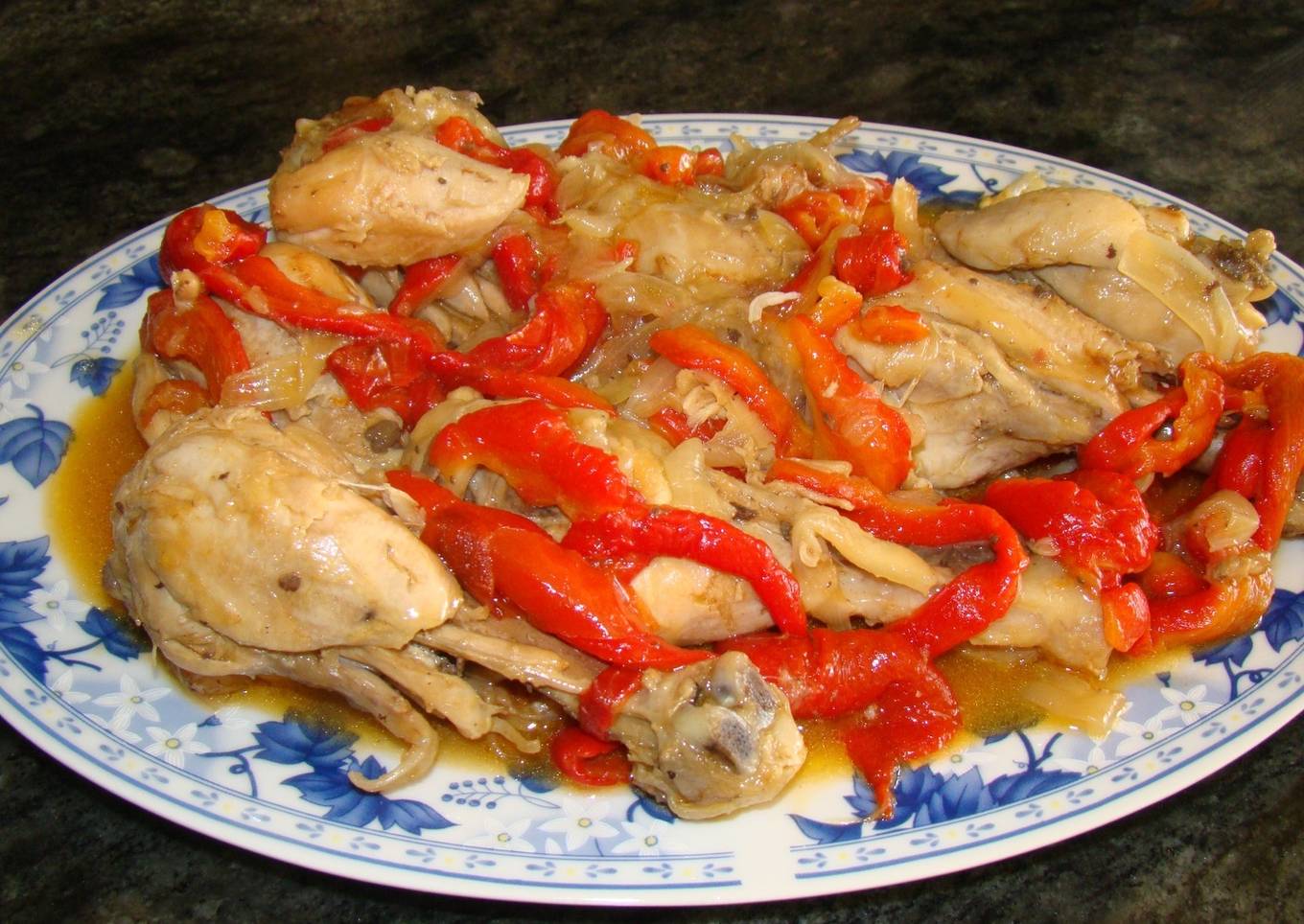 Pollo con pimientos rojos escalivados