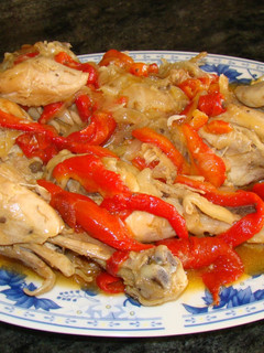 Una foto de Pollo con pimientos rojos escalivados