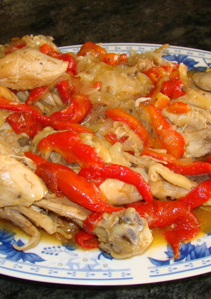 Una foto de Pollo con pimientos rojos escalivados