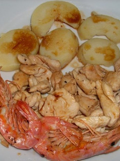 Una foto de Pollo con langostinos