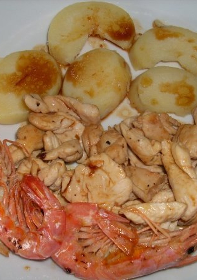Una foto de Pollo con langostinos