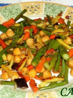 Una foto de Salteado de verduras con garbanzos