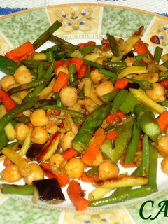 Una foto de Salteado de verduras con garbanzos