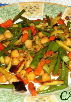Una foto de Salteado de verduras con garbanzos