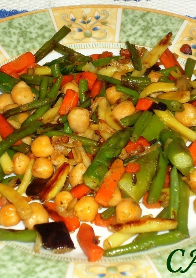Una foto de Salteado de verduras con garbanzos