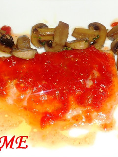 Una foto de Supremas de salmón al horno con mermelada de tomate y champiñones