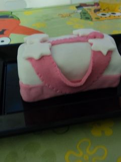 Una foto de Tarta rellena de ganache de fresa