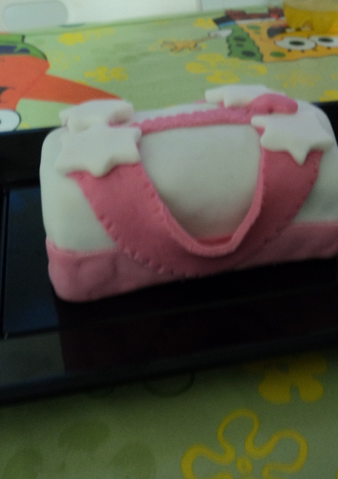 Una foto de Tarta rellena de ganache de fresa