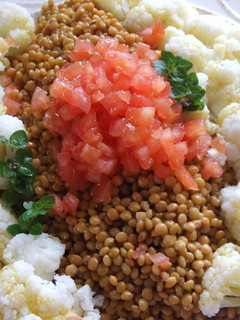Una foto de Ensalada de lentejas y coliflor templada