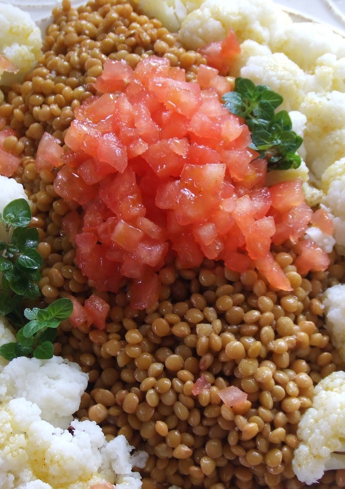 Una foto de Ensalada de lentejas y coliflor templada