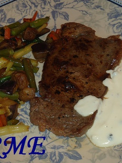 Una foto de Entrecot de buey con salsa de queso y pimienta verde