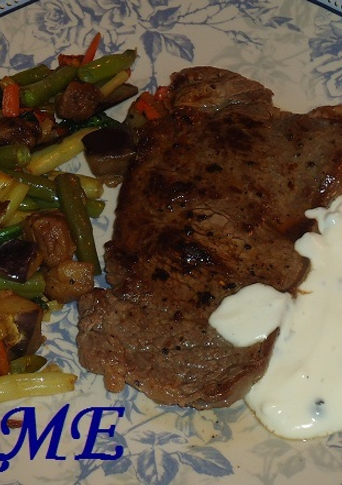 Una foto de Entrecot de buey con salsa de queso y pimienta verde
