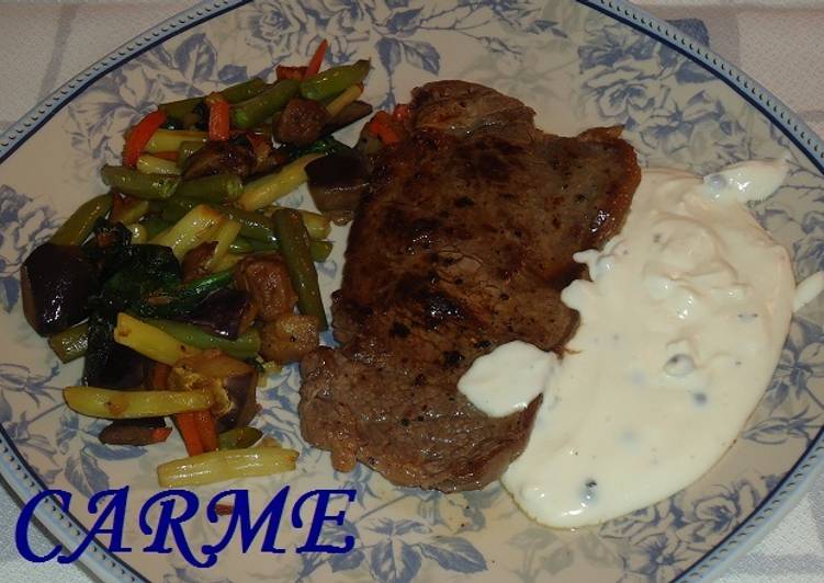 Entrecot de buey con salsa de queso y pimienta verde