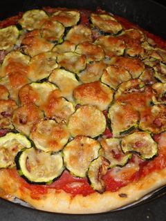 Una foto de Pizza con jamón y calabacín