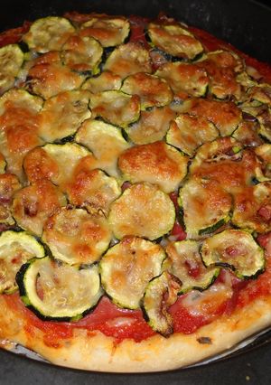 Una foto de Pizza con jamón y calabacín