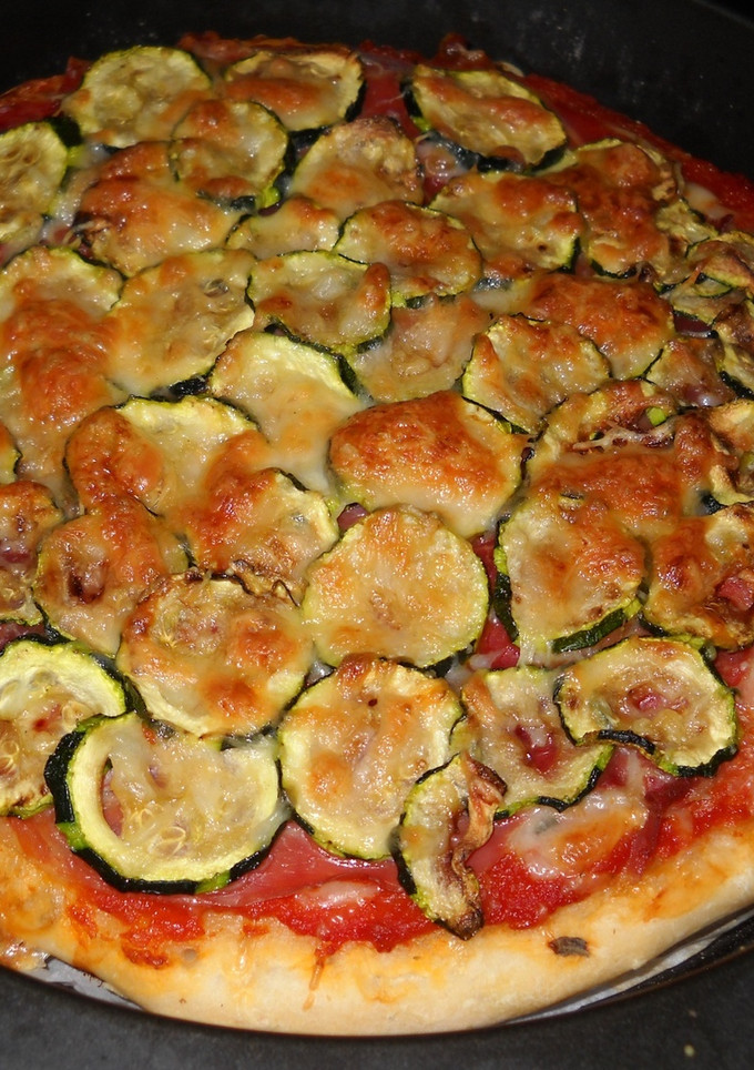 Una foto de Pizza con jamón y calabacín