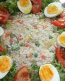 Ensalada de pollo con arroz y huevos
