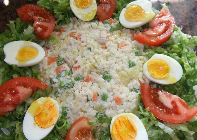 Foto principal de Ensalada de pollo con arroz y huevos