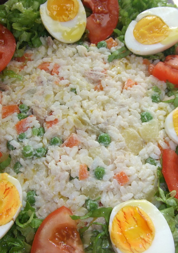 Una foto de Ensalada de pollo con arroz y huevos