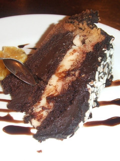 Una foto de Pastel de chocolate con crema de naranja